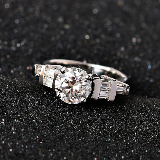 Strahlender Glanz mit Smaragdschliff-Akzenten Moissanit Ring, 925 Silber platiniert (Größe 17.00) ca. 2.16 ct