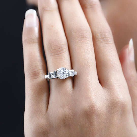 Strahlender Glanz mit Smaragdschliff-Akzenten Moissanit Ring, 925 Silber platiniert (Größe 17.00) ca. 2.16 ct