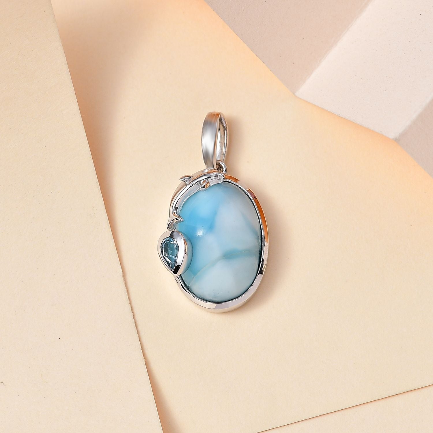 AA Larimar, Himmelblauer Topas Delfin Anhänger 925 Silber rhodiniert ca. 7,45 ct.