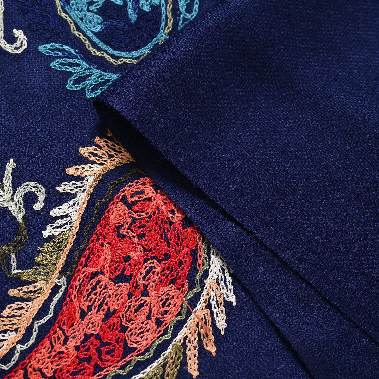 Marineblau mit Blumenmuster