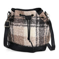 Beuteltasche aus Teddyfell, Karomuster, schwarz