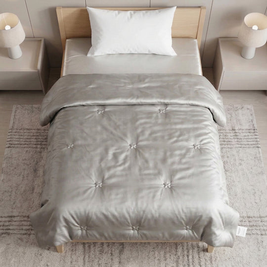 Serenity Night: Bettdecke aus 100 % luxuriöser Maulbeerseide mit hochwertiger Kunstdaunenfüllung, 1,7 kg, 135 x 200 cm, Silber