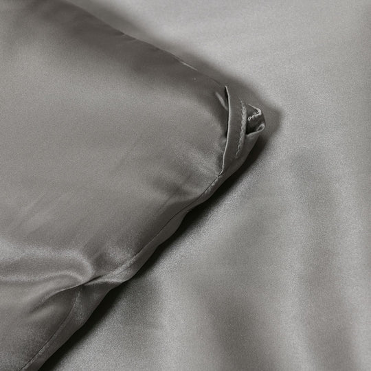 Serenity Night: Bettdecke aus 100 % luxuriöser Maulbeerseide mit hochwertiger Kunstdaunenfüllung, 1,7 kg, 135 x 200 cm, Silber