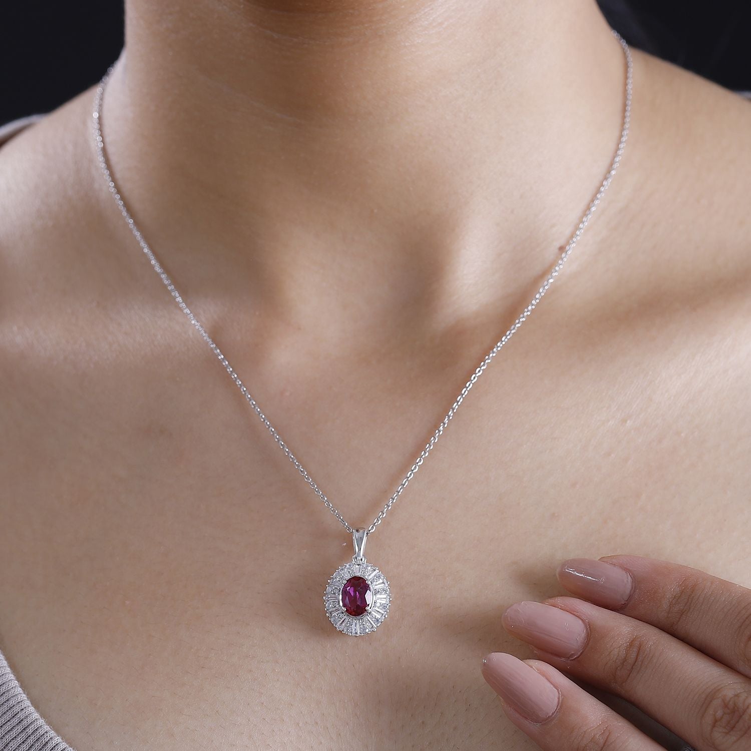 Lab Created Roter Smaragd (Beryll), Weißer Zirkon Anhänger 925 Silber rhodiniert ca. 2.23 ct