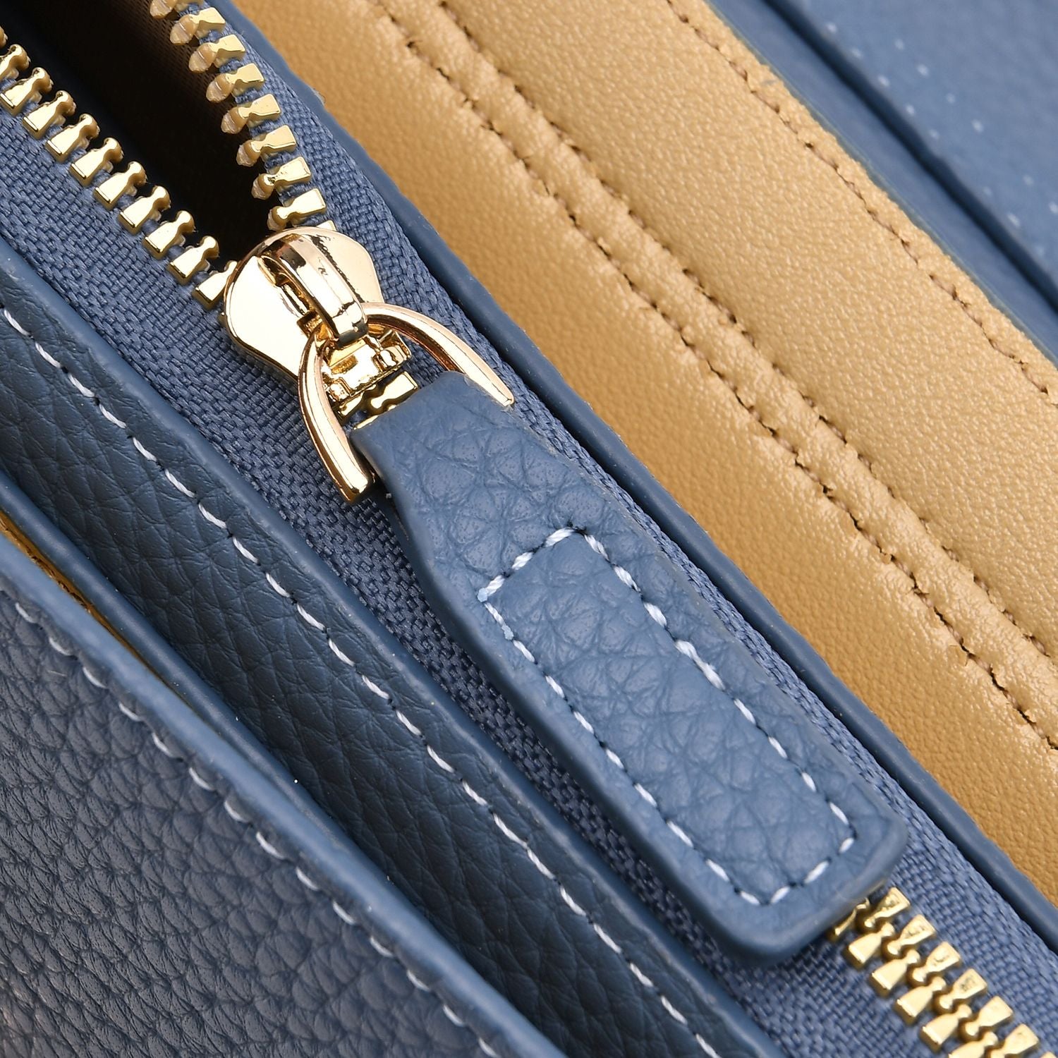 Crossbody-Tasche mit Überschlag und modischem Gliederriemen, Leder, RFID-Schutz, ca. 20x4x14 cm

, Blau