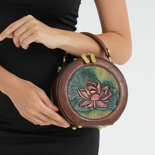 Runde Crossbody-Bag mit Lotus-Prägung, 19x8x18 cm, Braun