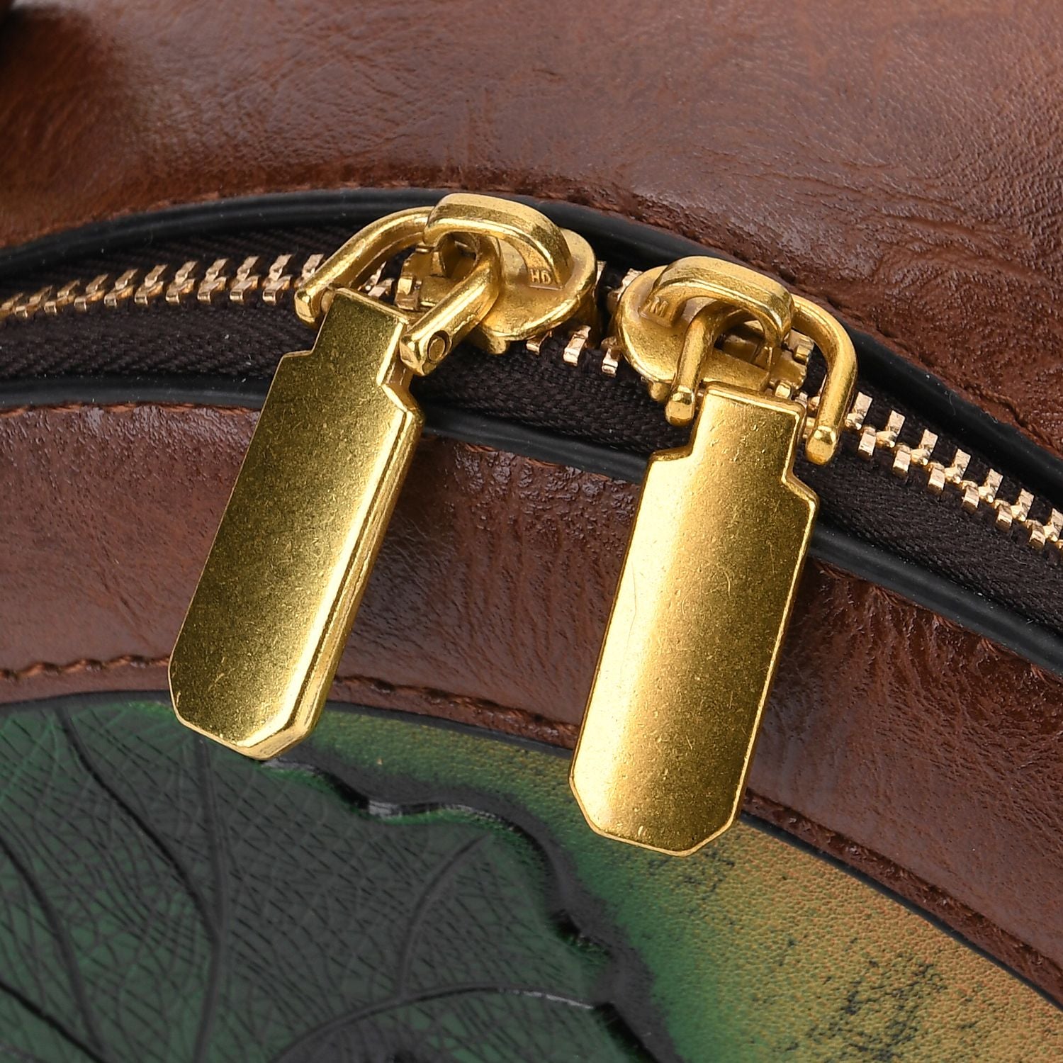 Runde Crossbody-Bag mit Lotus-Prägung, 19x8x18 cm, Braun