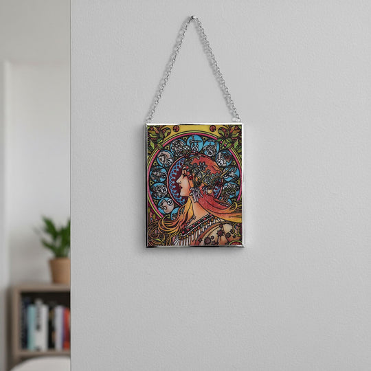 Handbemalter Sonnenfänger aus Glas mit Kette und silberfarbenem Rahmen, Mucha-Motiv, 12x15 cm