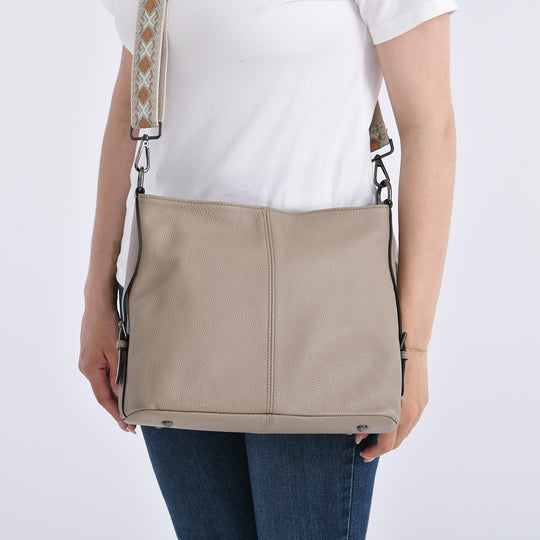 Echtleder-Crossbody-Tasche aus geprägtem Leder, verstellbarer Schulterriemen (ca. 120 cm), 32x12x25 cm, Grau