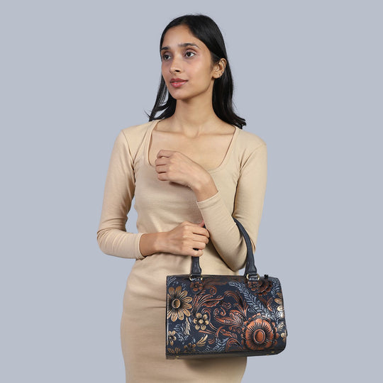 Handbemalte Leder Crossbody Tasche, 31.9 x 6.35 x 19.4 cm, Braun