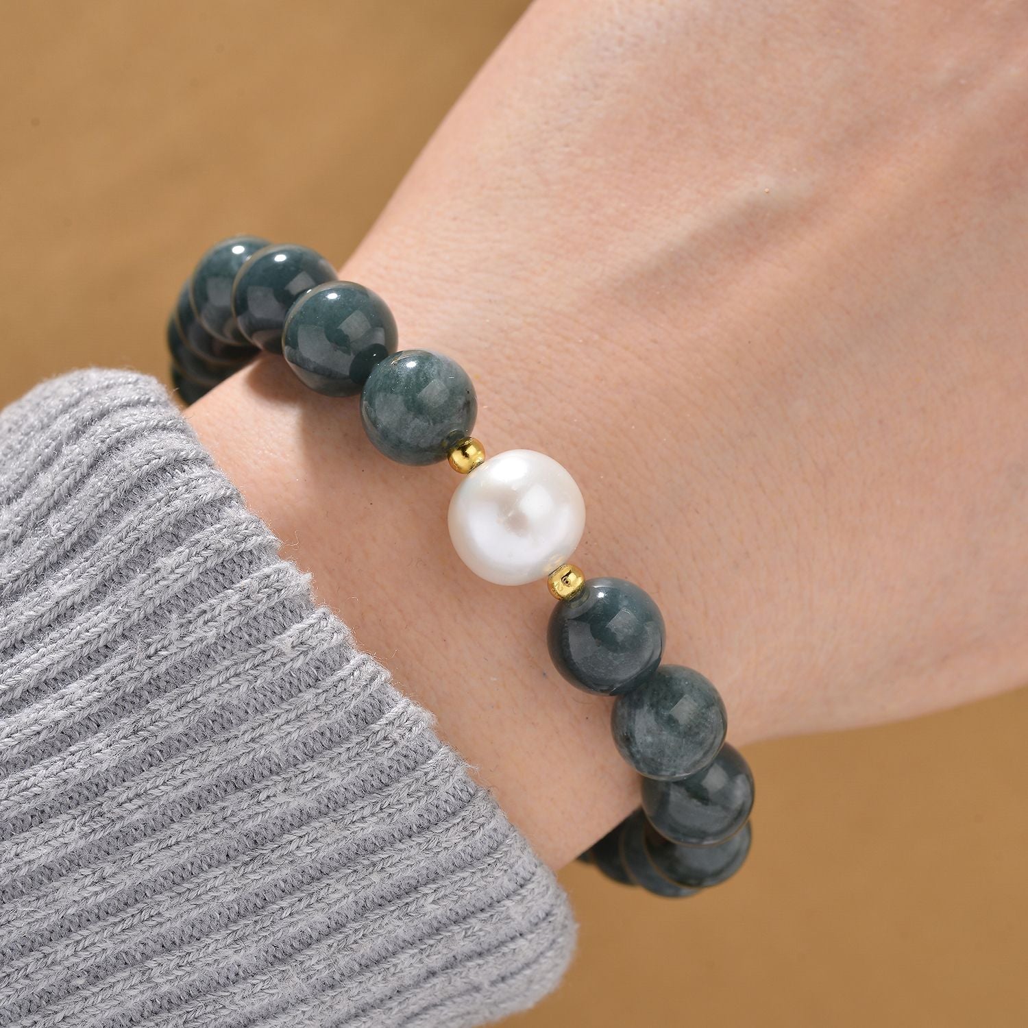 Flexibles weißes Edison Perle und natürliches Olmek Jadeit Armband, 925 Silber vergoldet