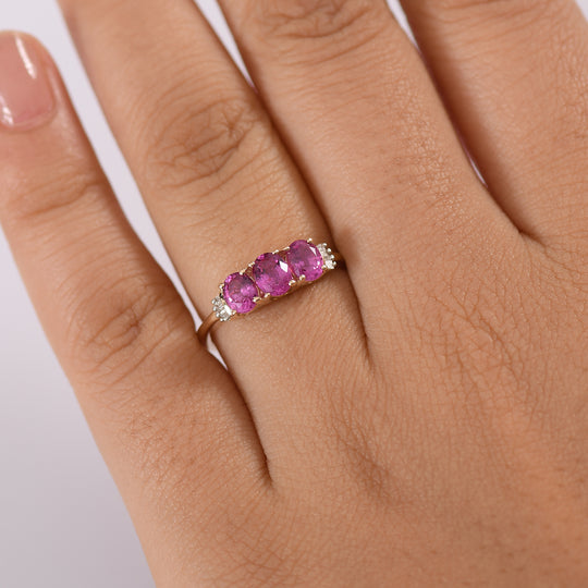 AAA Montepeuz Rubin, Weißer Diamant Ring 375 Gold (Größe 19.00) ca. 1.30 ct