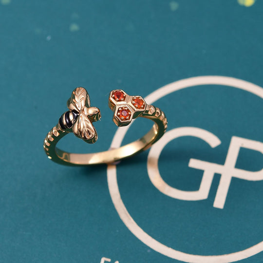 GP Trionfo Queen B Kollektion - AAA Mexikanischer Purpurroter Feueropal, Kanchanaburi Blauer Saphir Ring 925 Silber 750 Gelb Vergoldet (Größe 19.00) ca. 0.06 ct