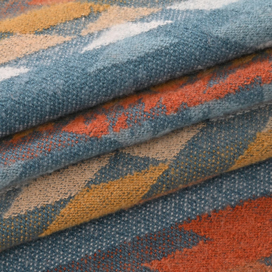 Strickdecke mit Geo-Muster und Fransen, 127x177 cm, Blau