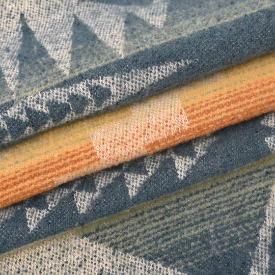 Strickdecke mit Geo-Muster und Fransen, 127x177 cm, Blau