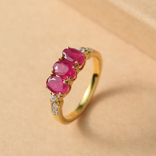 D’joy Afrikanischer Rubin (Fissure gefüllt), Weißer Zirkon Ring 925 Silber 750 Gelb Vergoldet (Größe 21.00) ca. 2,29 ct