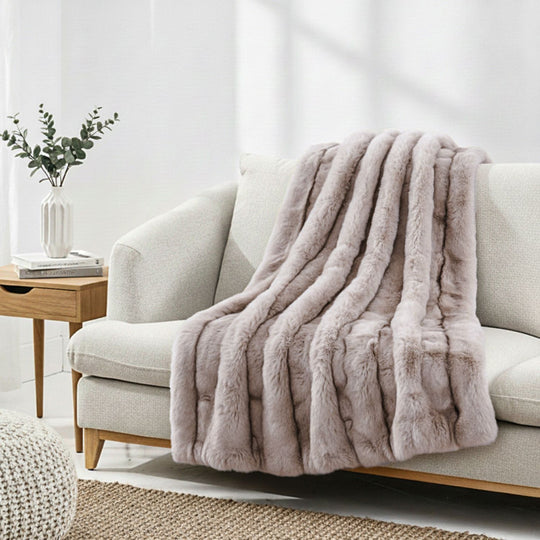 Serenity Night - Premium Kuscheldecke mit Plüschstruktur, doppellagig und wendbar, 150x200 cm, Braun