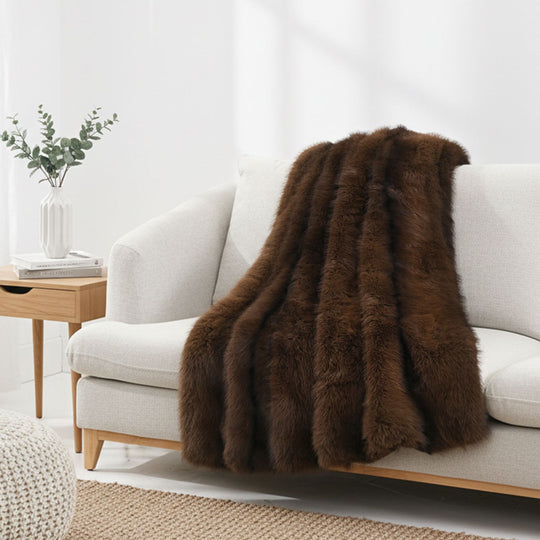 Serenity Night - Premium Kuscheldecke mit Plüschstruktur, doppellagig und wendbar, 150x200 cm, Braun