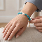Weiße Muschelkernperle, Blauer Howlit Armband, ca. 18 cm + 5 cm Extender, goldfarben