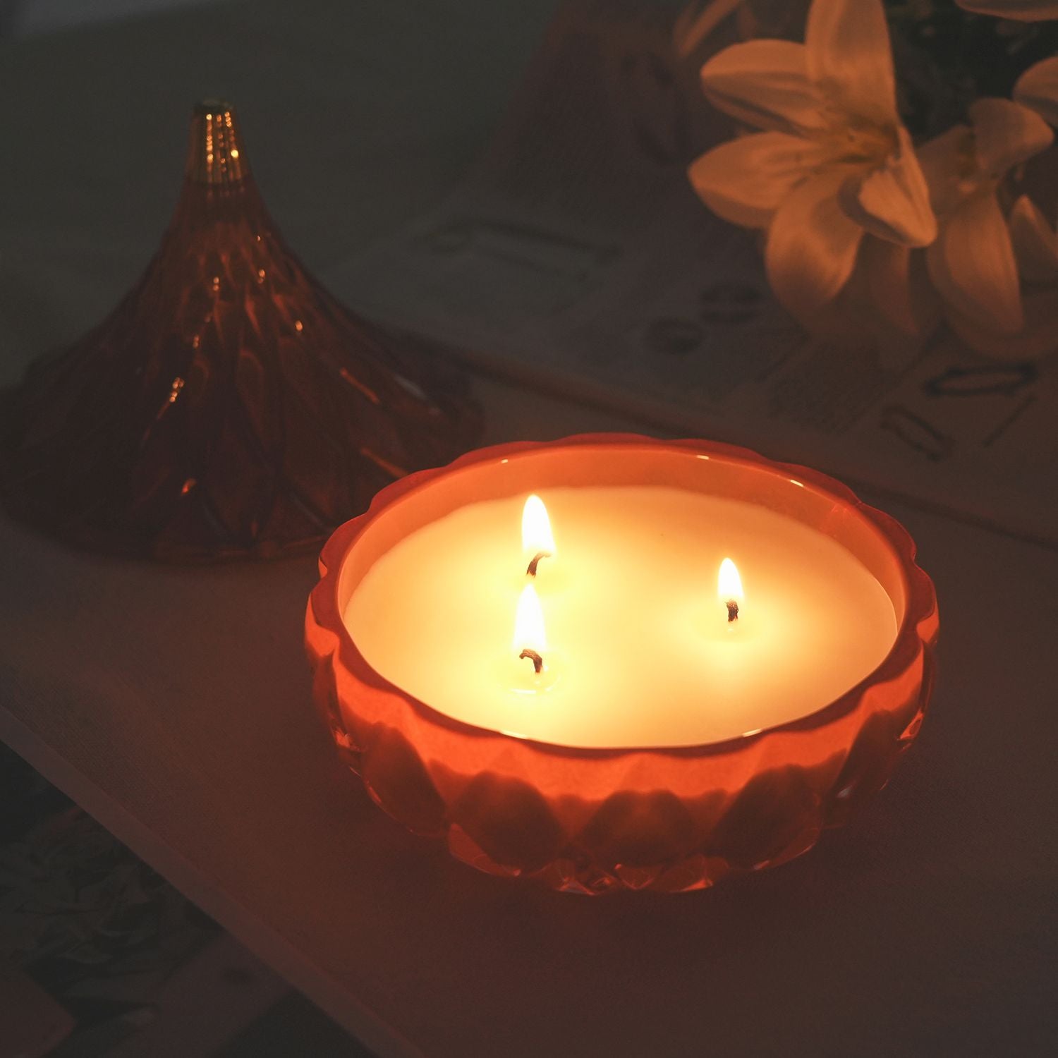 LIVMORE - Duftkerze Winterzauber-Design, 25 Std. Brenndauer, 150g, 4,5 ml ätherisches Öl, Jasmin und Neroli, Dunkelrot