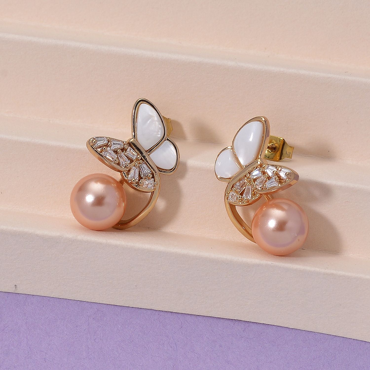 Pfirsich Muschelkernperle (5-9mm), weiße Perlmutt und Zirkonia Ohrringe, Messing