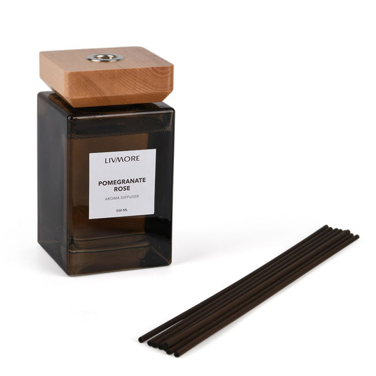 LIVMORE - Home Fragrance Kollektion - Raumduft Diffuser 500 ml Teeglas braun mit Holzdeckel 8 Stäbchen Duft Granatapfel Rose Größe 8.3 x 8.3 x 14.5 cm