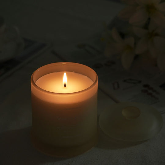 LIVMORE Home Fragrance Kollektion, Duftkerze im Farbglas, Weißer Tee Ingwer, 370 g Sojawachs, 55 Std., 10,2 x 10,2 x 13 cm
