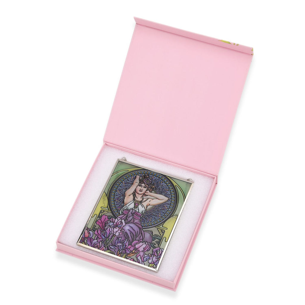 Handbemalter Glas Suncatcher mit Kette, silberfarbenem Rahmen, Alphonse Mucha Motiv Iris, 12x15 cm