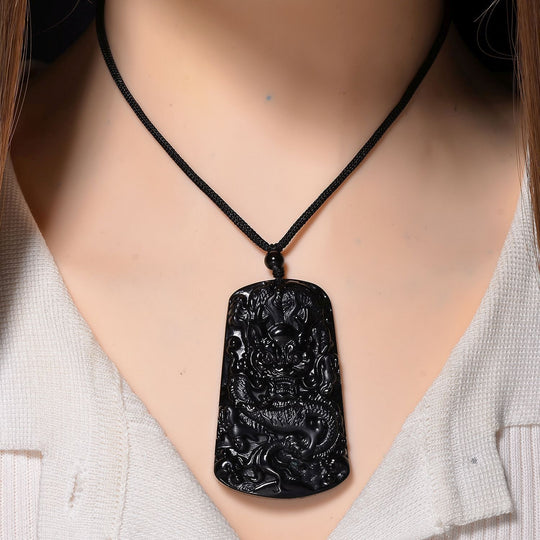 Schwarze Jadeit Anhänger mit verstellbarem Baumwollband, ca. 125.00 ct