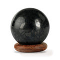 LIVMORE Schungit Kugel, Holzständer, polierte Oberfläche, 4cm