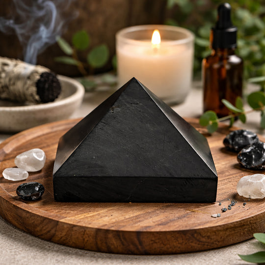 Shungit Pyramide 4 cm ca 30 g Schwarz