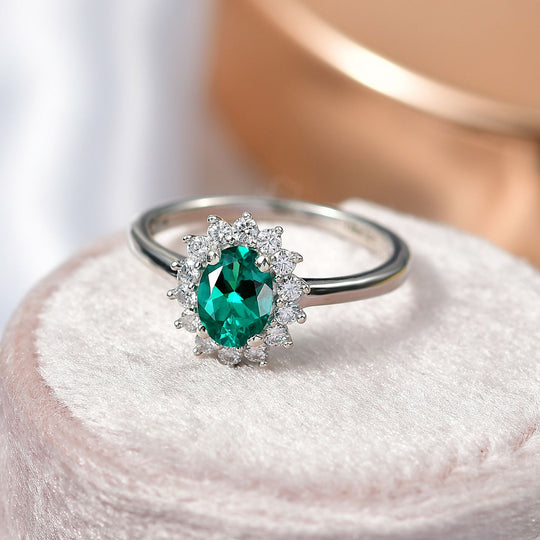 LUXURIANT DIAMOND - AAA Lab Grown Kolumbianischer Smaragd, Moissanit Ring 925 Silber rhodiniert (Größe 20.00) ca. 1.02 ct