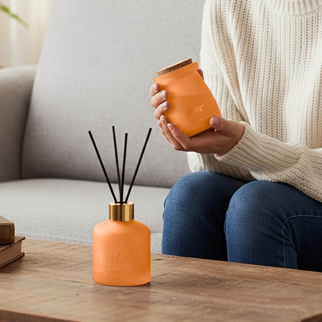2er Set - Duftkerze 5 x 7 cm und Öl-Diffusor 50 ml mit Stäbchen, Orange & English Pear Freesia