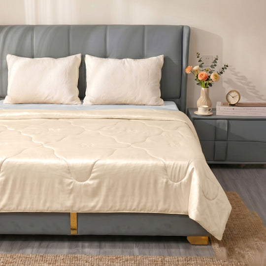 SERENITY NIGHT High-Tech Cooling-Steppdecke mit edler, temperaturregulierender Maulbeeren-Seiden-Füllung, 135x200 cm, Gold