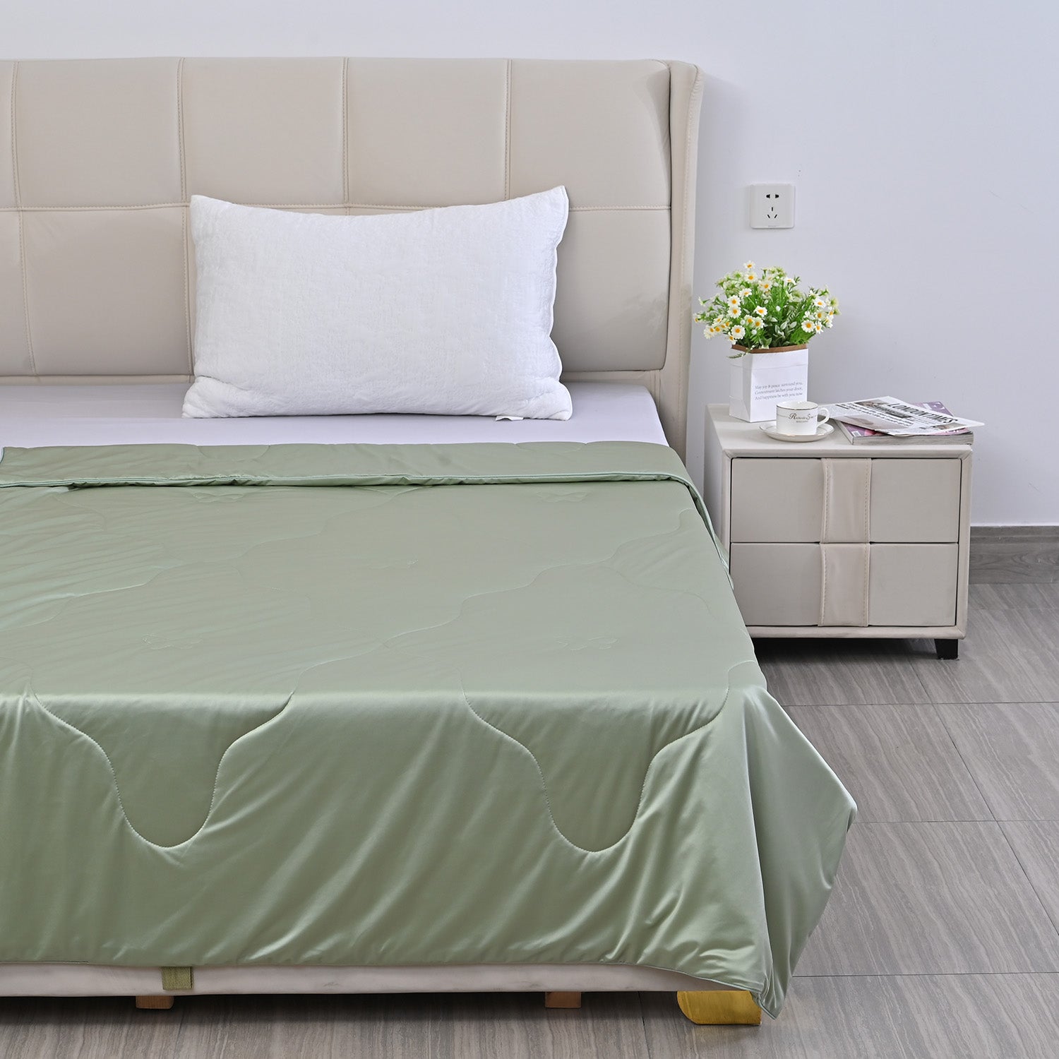 SERENITY NIGHT High-Tech Cooling-Steppdecke mit edler, temperaturregulierender Maulbeeren-Seiden-Füllung, 135x200 cm, Blau
