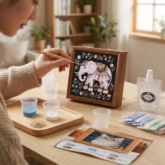 GOLDEN LOTTERY Aufbewahrungsbox mit Sandbild zum kreativen Gestalten, Set mit farbigem Sand, wasserbasiertem Kleber, Plastikbecher und Malwerkzeug 23 x 15,3 x 6 cm, Elefantenmotiv