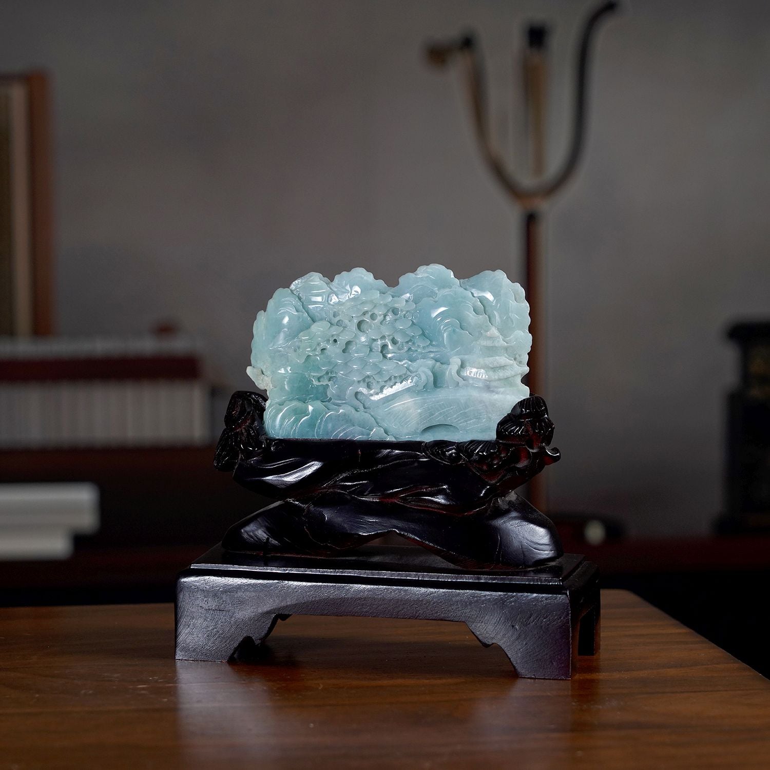 Jadeit (Typ A) Kiefer aus Burma, naturbelassene Schnitzarbeit, ca. 12-18 cm