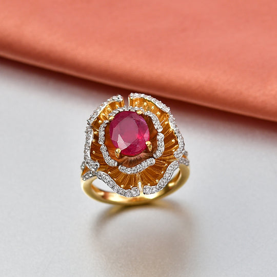 D'Joy - Liebe in Blüte Afrikanischer Rubin (Fissure gefüllt), Weißer Zirkon Ring 925 Silber 750 Gelbgold Vermeil (Größe 20.00) ca. 3.75 ct