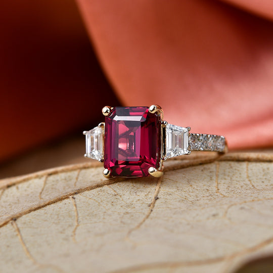 LUXURIANT  (10-16 Werktage Lieferzeit)  4,25 ct. AAA Malawi Magenta Granat und Labor Diamant Ring in 417 Gold