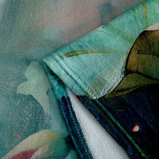 LIVMORE SPACES 240gsm Flanell-Kuscheldecke mit Digitaldruck, 150x200 cm, Fisch- und Lotusblütenmotiv