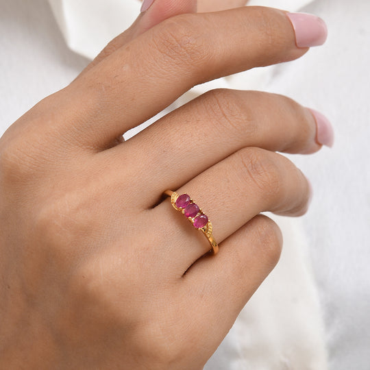 EverTrue afrikanischer Rubin Trilogie Ring, Messing mit Gelbgold E-Beschichtung - 0,60 ct.