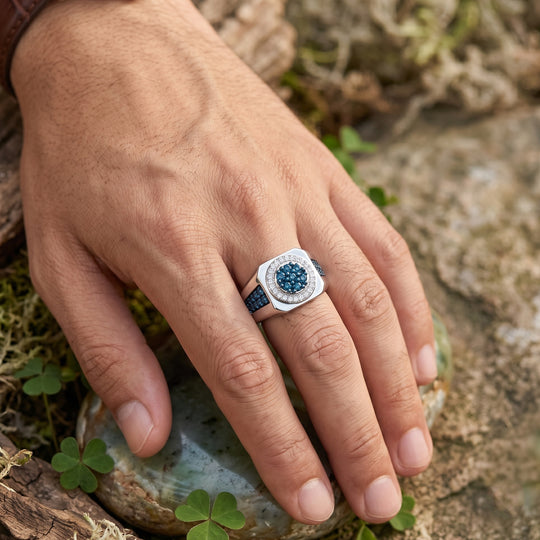 D'Joy blauer und weißer Diamant Halo Herrenring, 925 Silber rhodiniert - 0,50 ct.