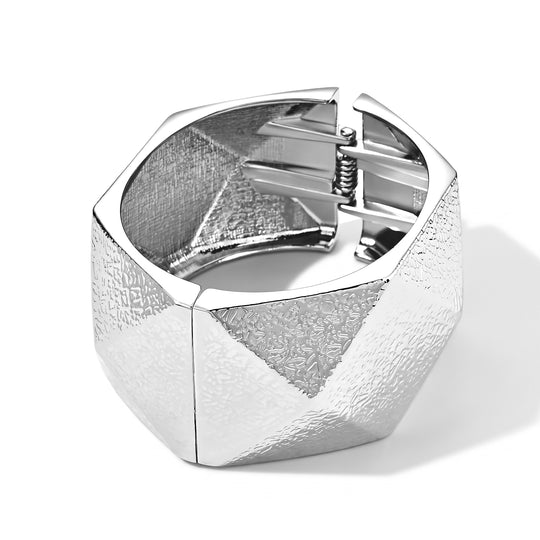 Breiter Armreif mit polygonalem Facettenrelief, 18cm, Legierung in Silberton