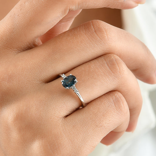D'Joy London Blau Topas, Lab Grown Diamant Ring 925 Silber Platiniert (Größe 20.00) ca. 0,98 ct