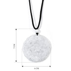 Natürliche 145 ct. weiße Jade flexible 76cm Halskette mit geschnitztem Drachenanhänger und Baumwollkordel
