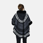 Halbmondförmiger Kapuzenponcho mit Druckknopfverschluss aus Kunstpelz, One Size, 80x109.22cm, Schwarz