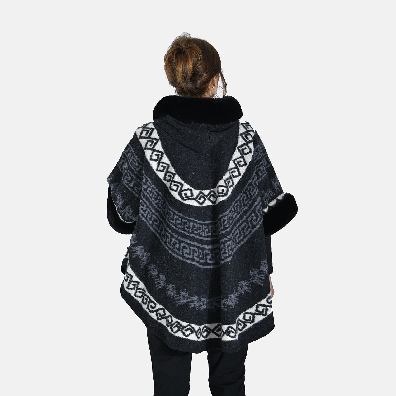 Halbmondförmiger Kapuzenponcho mit Druckknopfverschluss aus Kunstpelz, One Size, 80x109.22cm, Schwarz