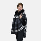 Halbmondförmiger Kapuzenponcho mit Druckknopfverschluss aus Kunstpelz, One Size, 80x109.22cm, Schwarz