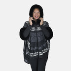 Halbmondförmiger Kapuzenponcho mit Druckknopfverschluss aus Kunstpelz, One Size, 80x109.22cm, Schwarz