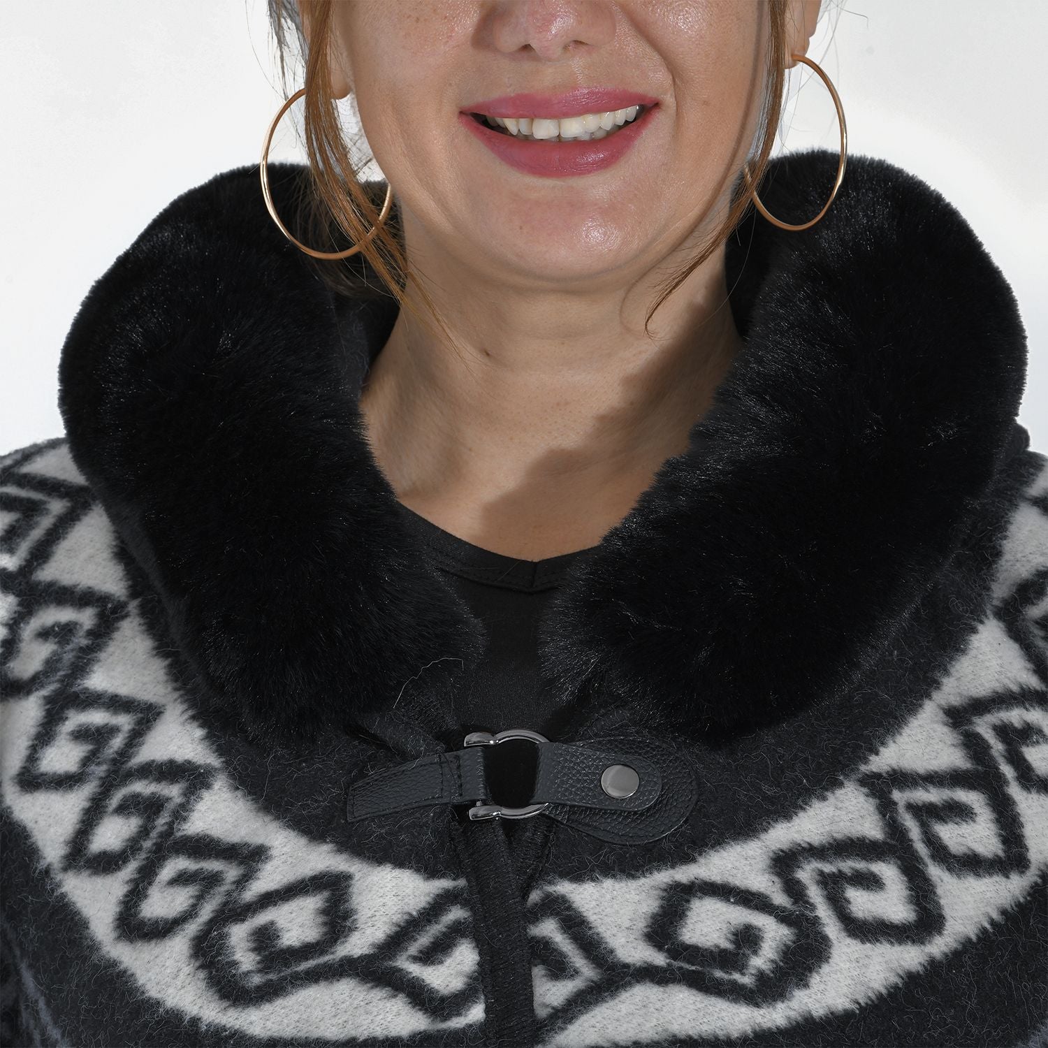 Halbmondförmiger Kapuzenponcho mit Druckknopfverschluss aus Kunstpelz, One Size, 80x109.22cm, Schwarz